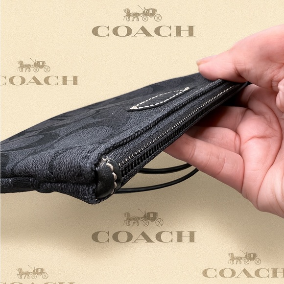 β¨ COACH Black Signature Jacquard Wristlet | EUC | MSRP $98 β¨ - Picture 5 of 7